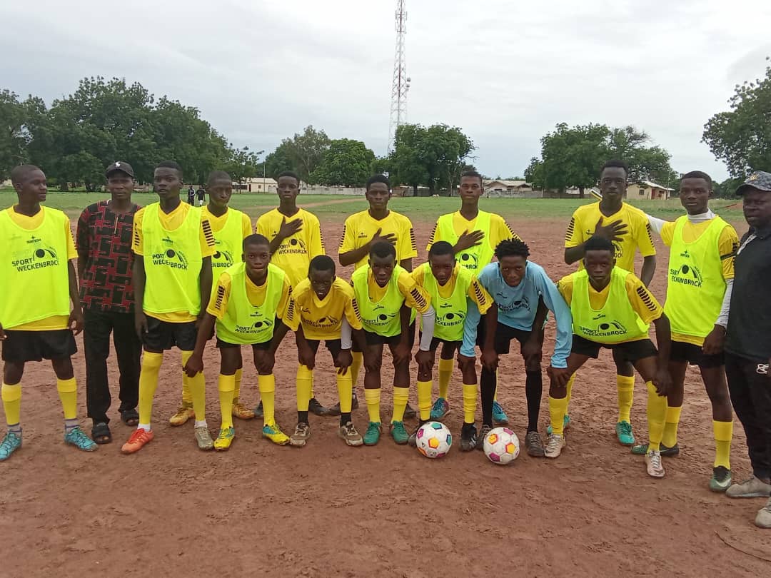 Ein Gruppenfoto der Fußballmanschaft mit den neuen Trikots