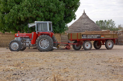 Ein Bild von einem Eselskarren und einem Traktor